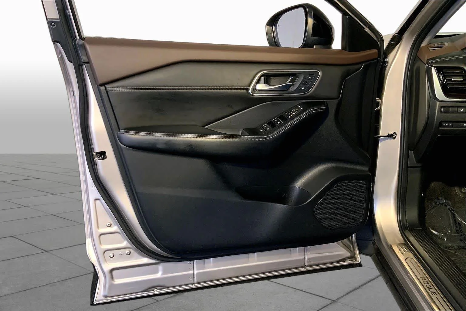 Used 2021 Champagne Silver Metallic/Super Black Nissan SL image 22