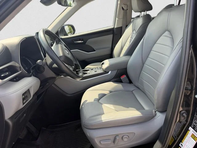 Used 2021 Black Toyota XLE image 10