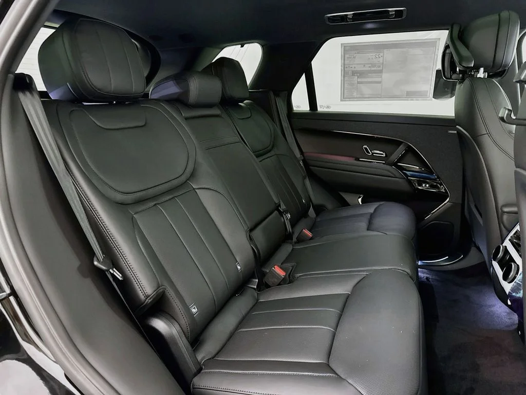 New 2027 Santorini Black Land Rover Dynamic SE image 29