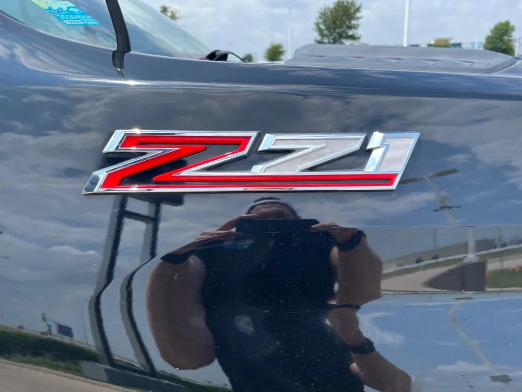 Used 2020 BLACK Chevrolet Custom image 9