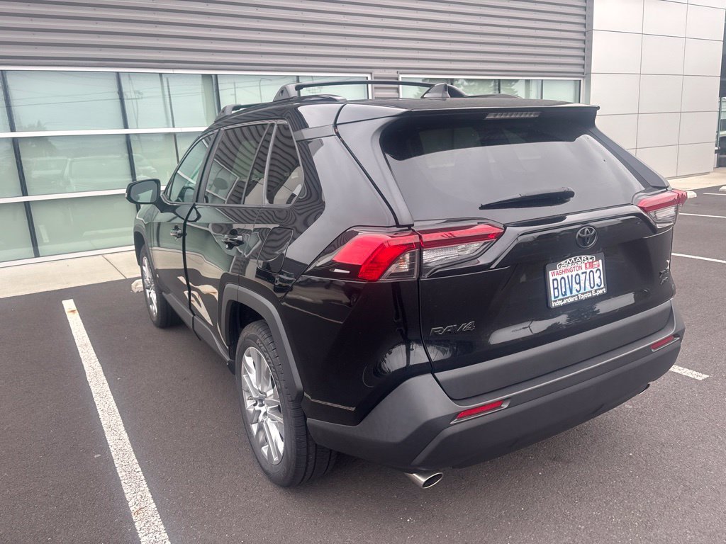 Used 2019 Midnight Black Metallic Toyota XLE Premium image 7