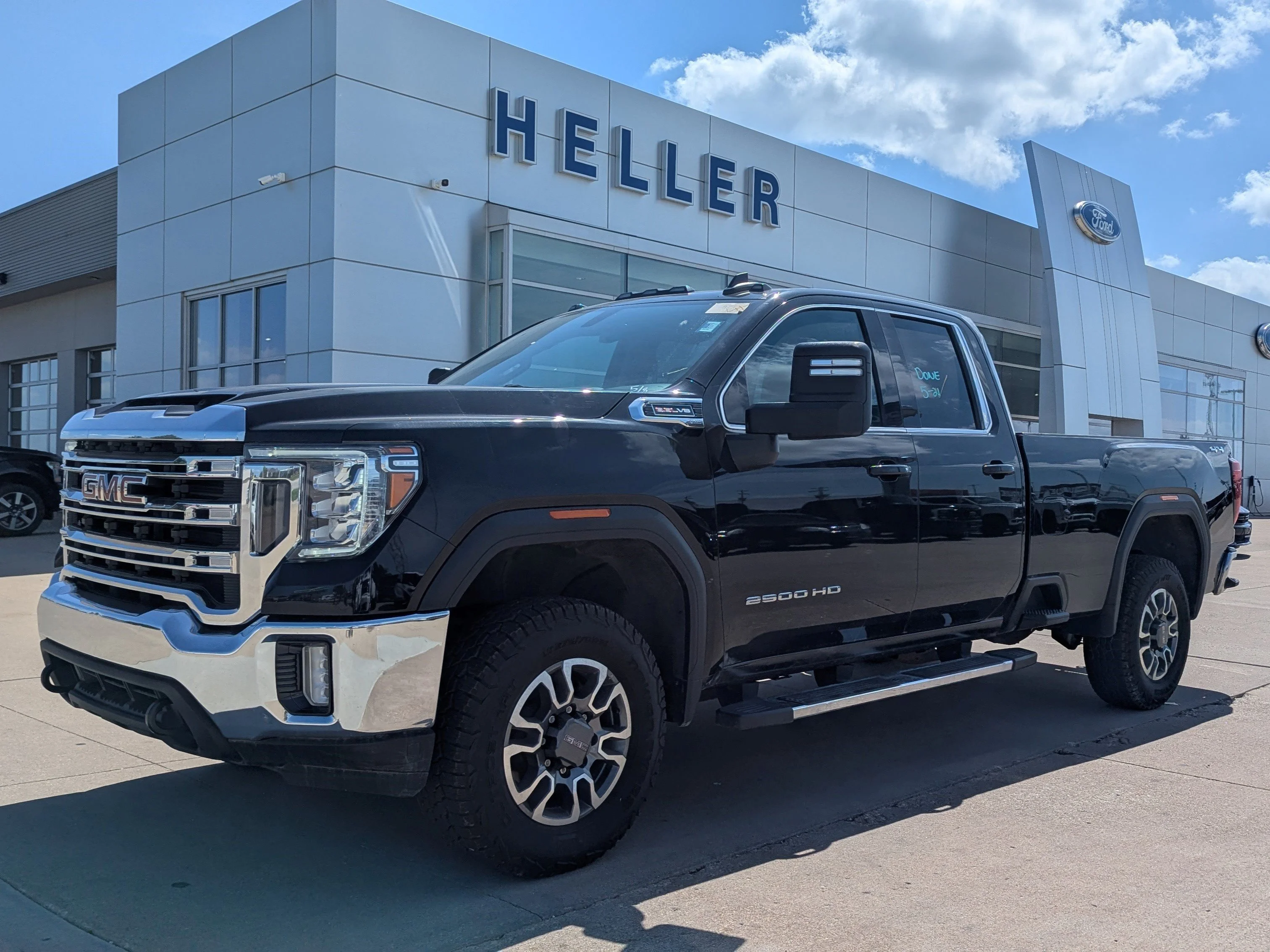 Used 2022 Onyx Black GMC SLE image 3