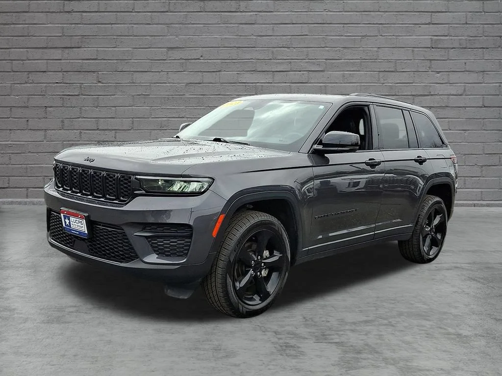 Used 2023 Baltic Gray Metallic Clearcoat Jeep Altitude image 6