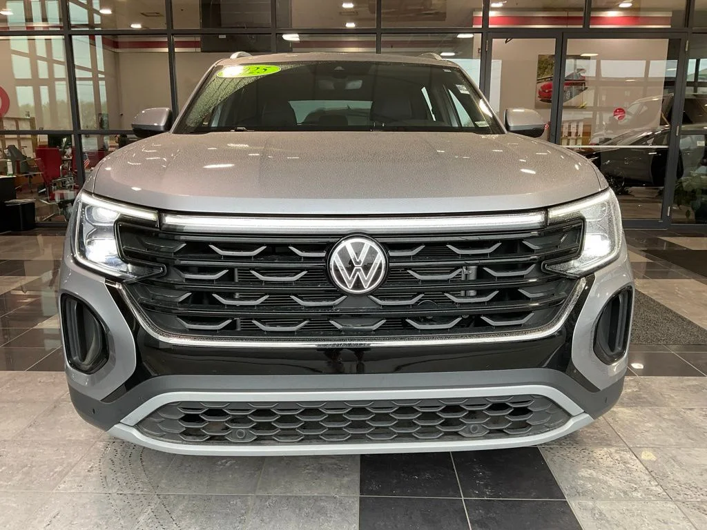 Used 2025 Volkswagen Atlas Cross Sport SE w/Tech with VIN 1V2HE2CA3SC205543 for sale in Kansas City