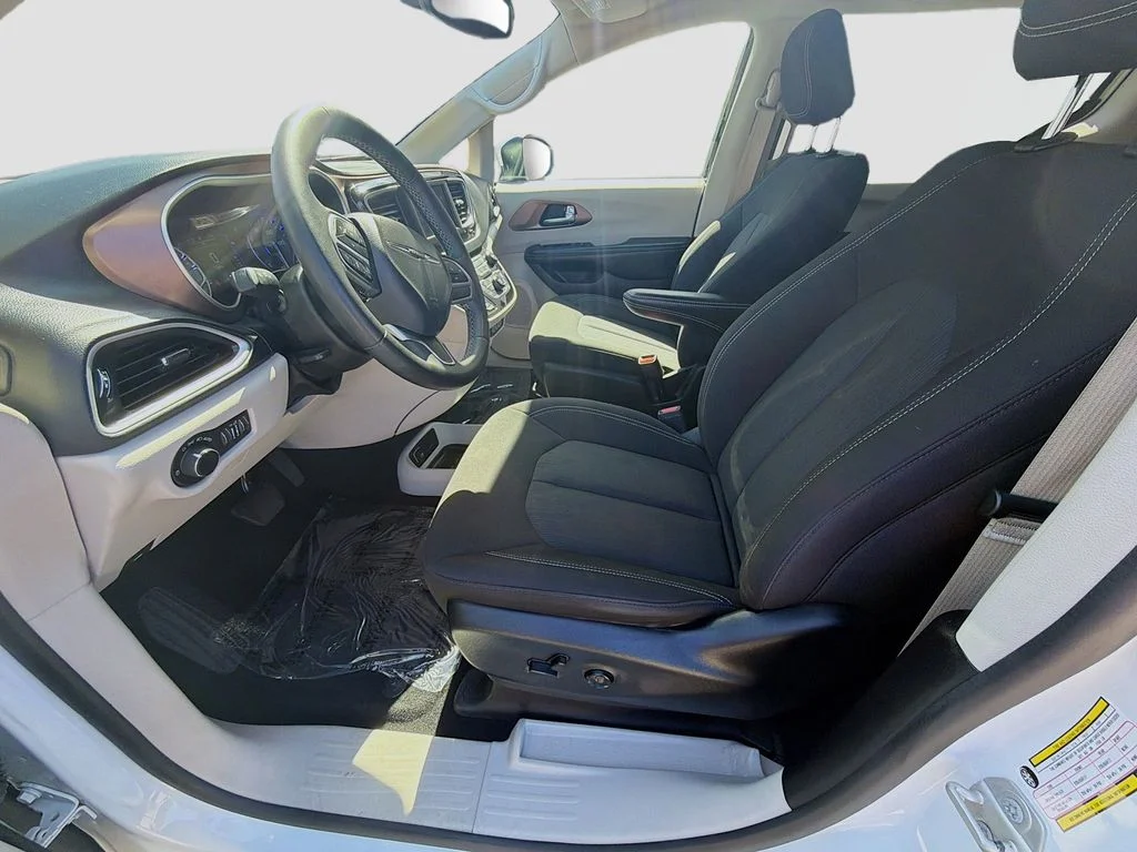 Used 2023 White Chrysler LX image 18