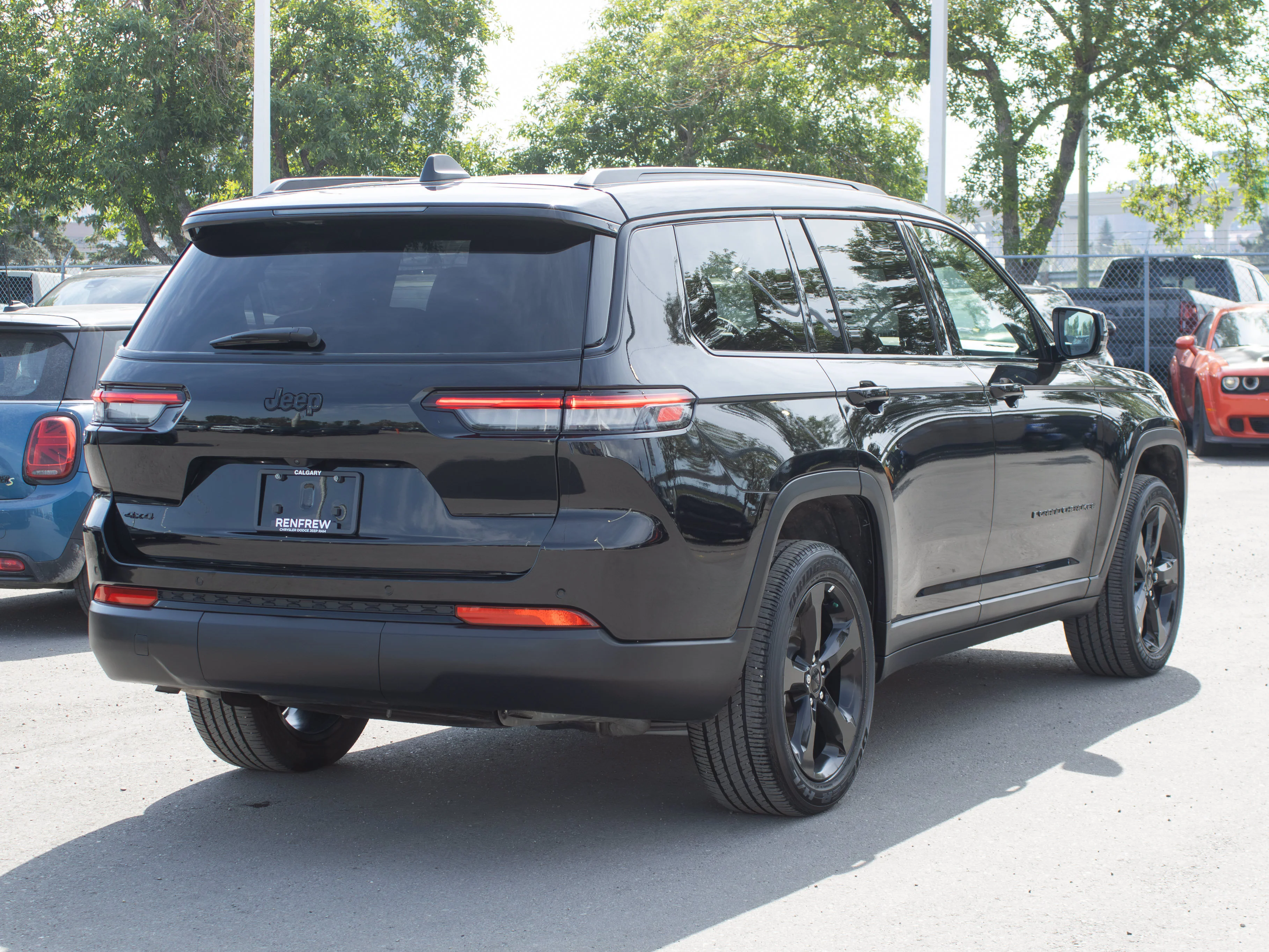 Used 2024 Black Jeep Altitude* | 3rd Row | Capri Leatherette & Suede Seats | Power Sunroof | Heated Seats & Steering Whee image 16