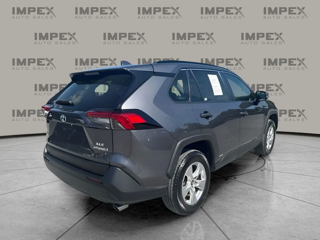 Used 2021 Gray Toyota XLE image 3