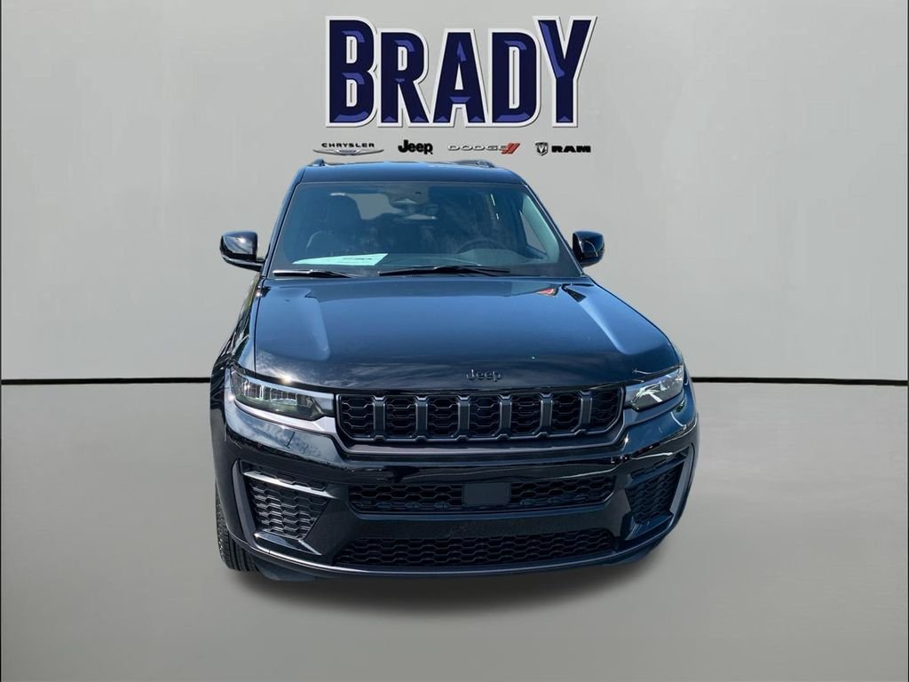 New 2026 Diamond Black Crystal Pearl-Coat Exterior Paint Jeep Laredo Altitude image 2