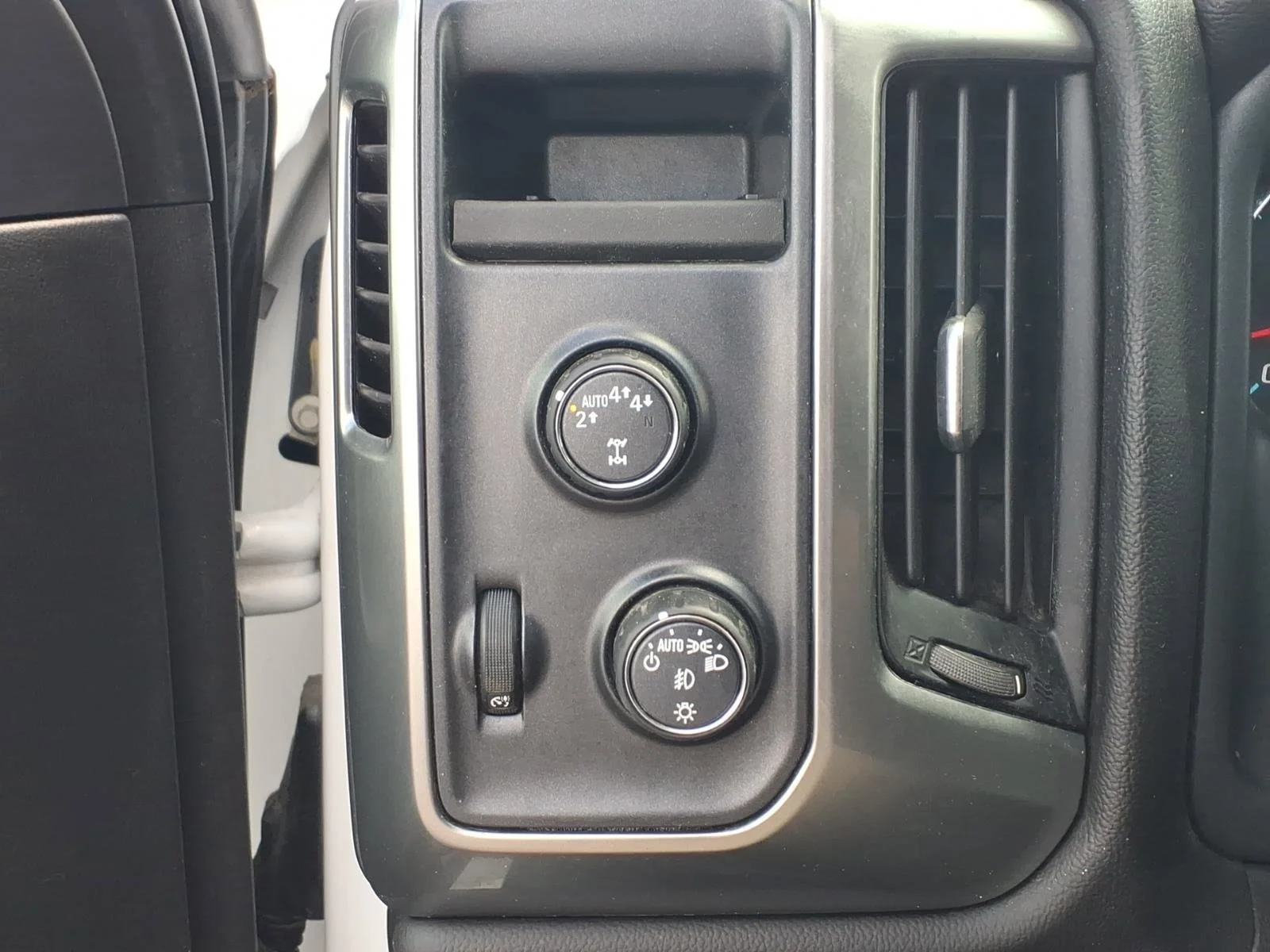 Used 2018 Summit White Chevrolet LT image 19