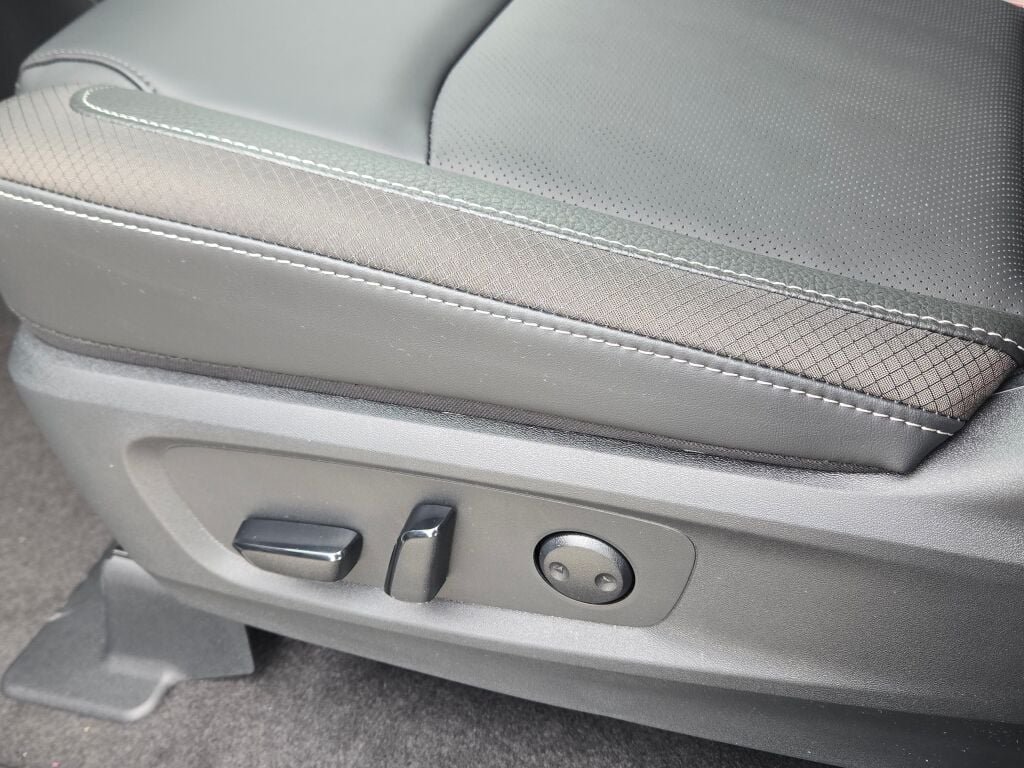 New 2026 Everest White Pearl TriCoat Nissan SL image 19