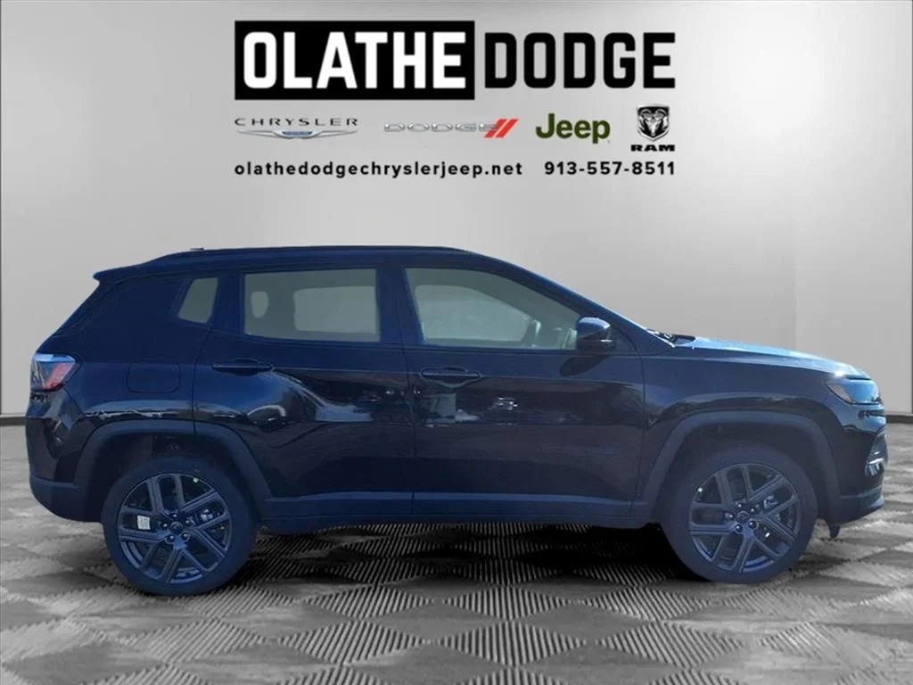New 2026 Diamond Black Crystal Pearlcoat Jeep Latitude image 26