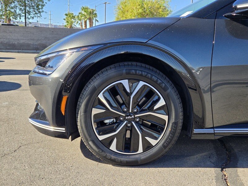 Used 2023 CHARCOAL KIA WIND RWD image 9