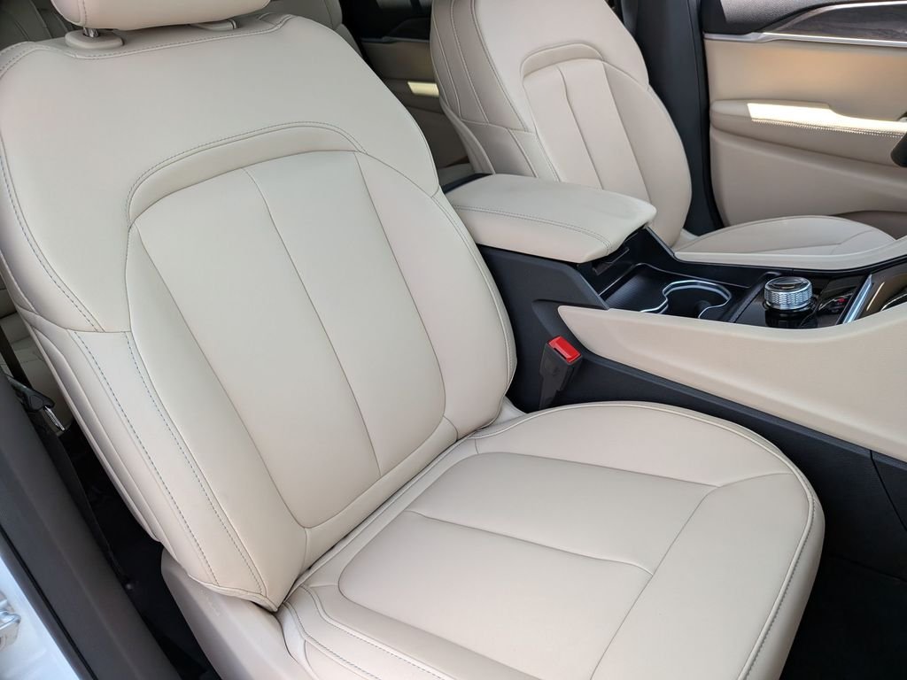 New 2026 Bright White Clear-Coat Exterior Paint Jeep Limited image 29