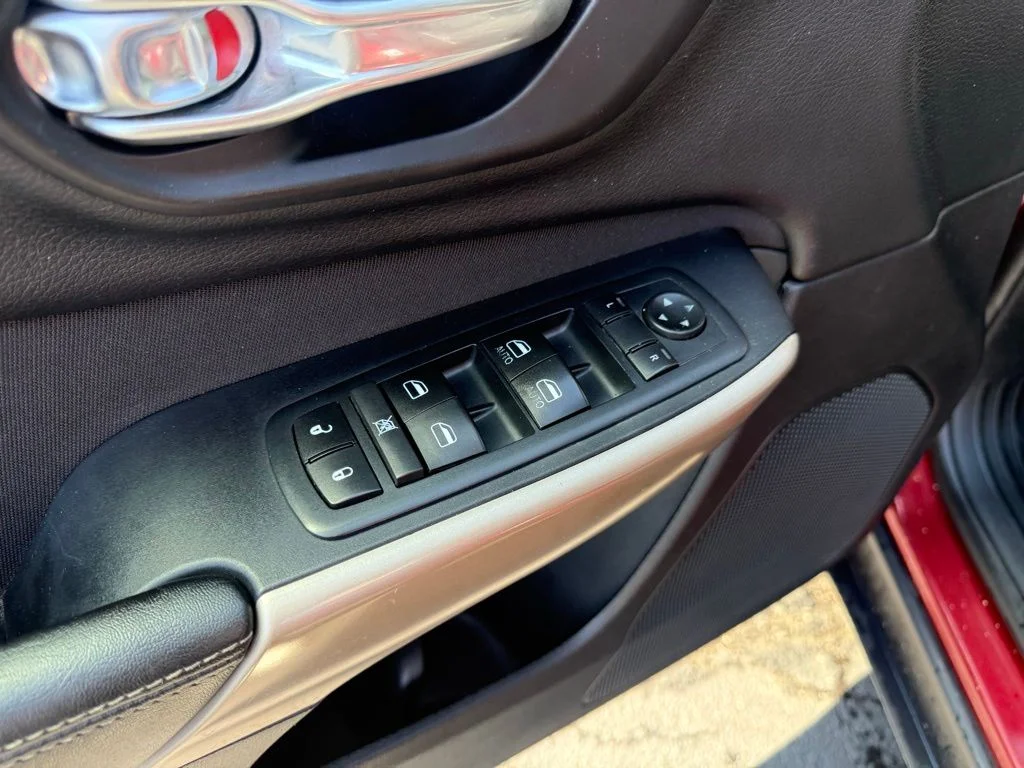 Used 2017 Red Jeep Latitude image 12