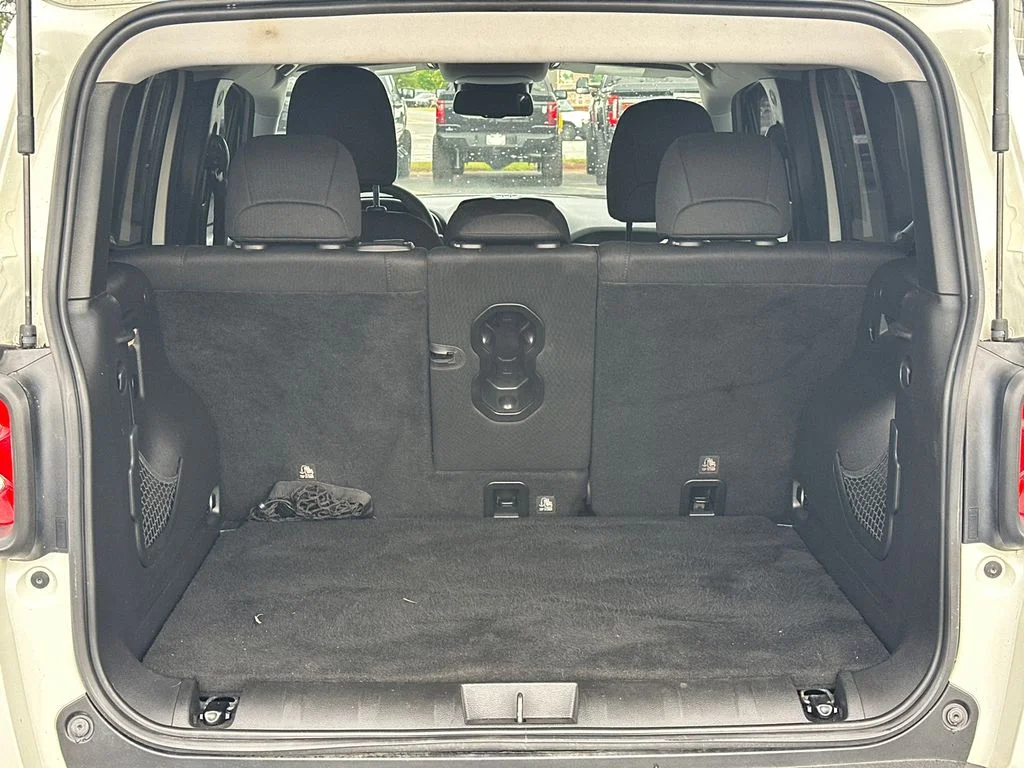 Used 2019 White Jeep Latitude image 18