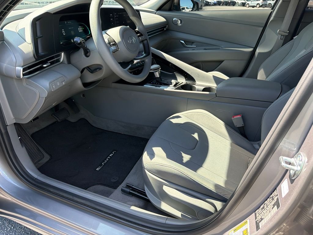 2025 Hyundai Elantra Blue - Photo 9