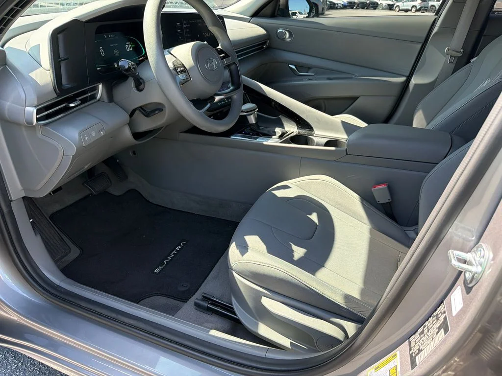 Used 2025 Silver Hyundai Blue image 9