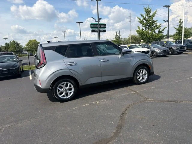 Used 2025  Kia LX image 7