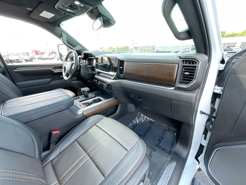 Used 2026 Polar White Tricoat Chevrolet High Country image 30