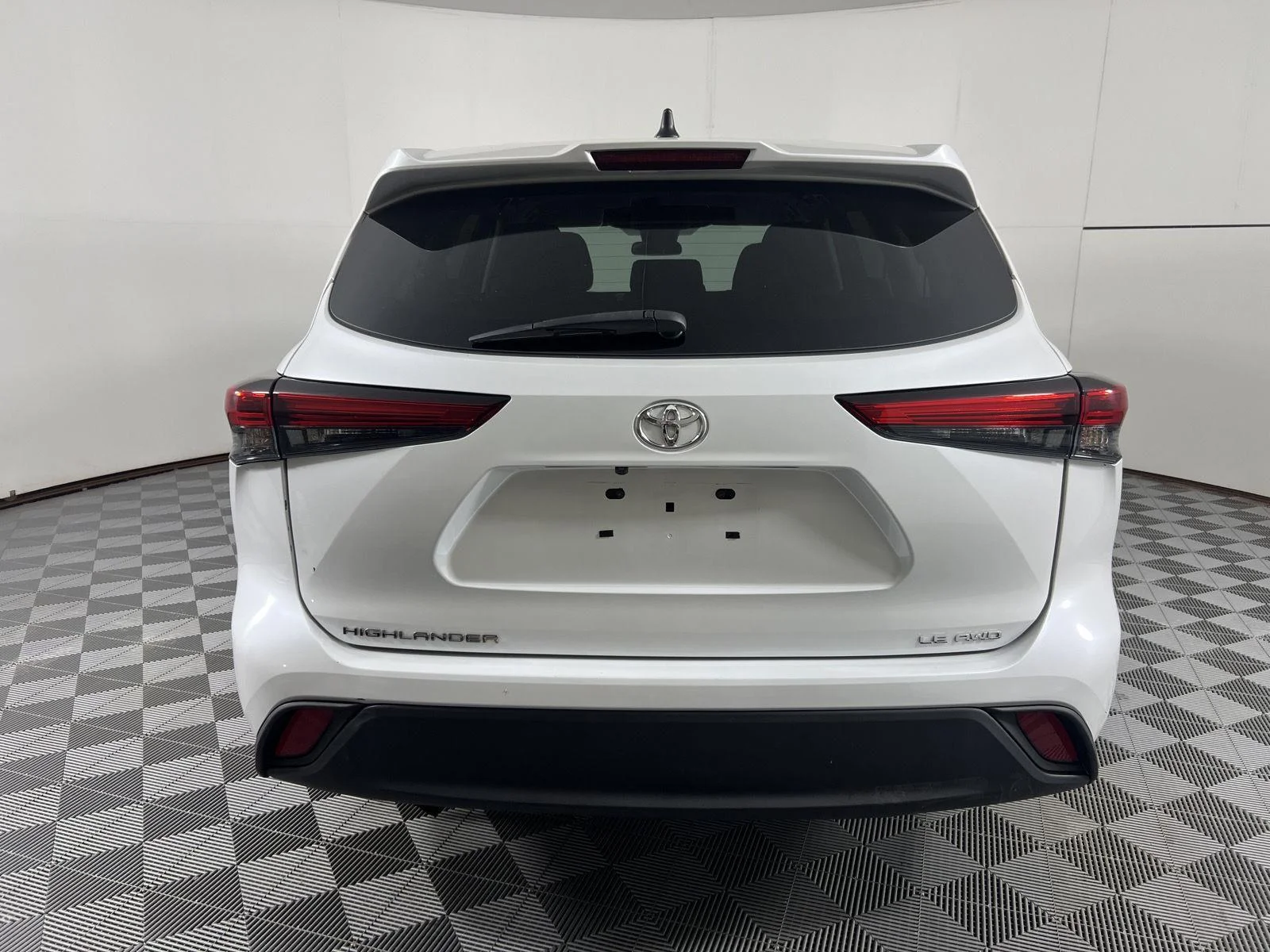 Used 2022 Wind Chill Pearl Toyota LE image 9