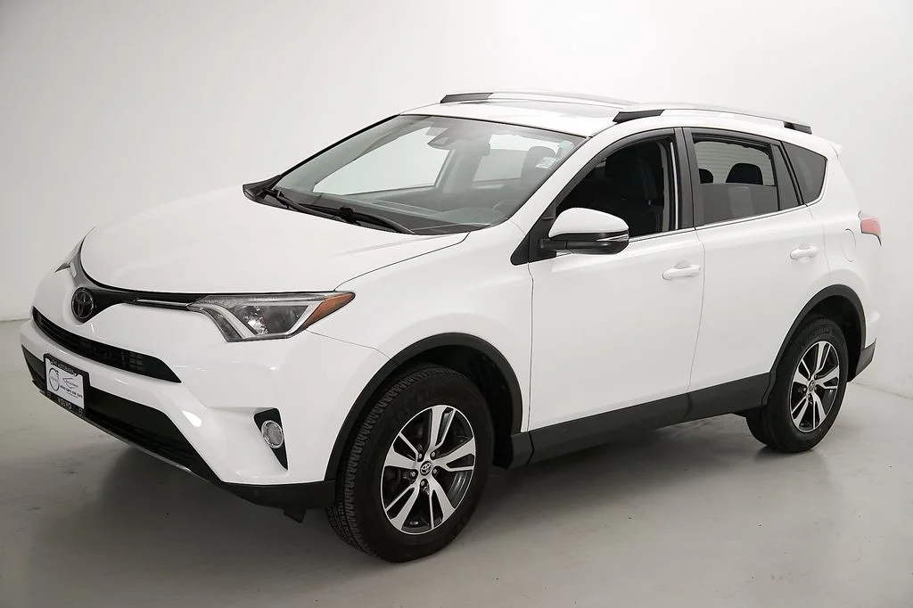 Used 2018 White Toyota XLE image 6