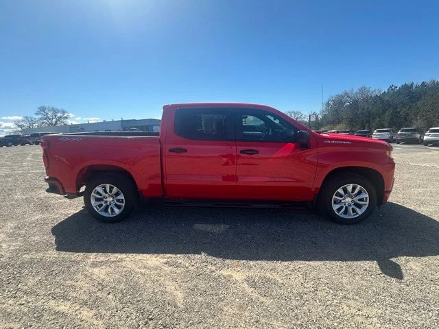 Used 2022 Red Chevrolet Custom image 4
