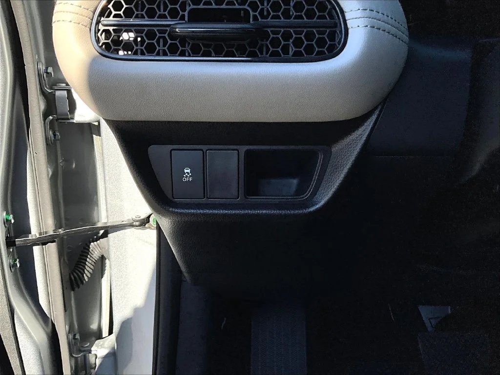 New 2027 Solar Silver Metallic Honda LX AWD image 18