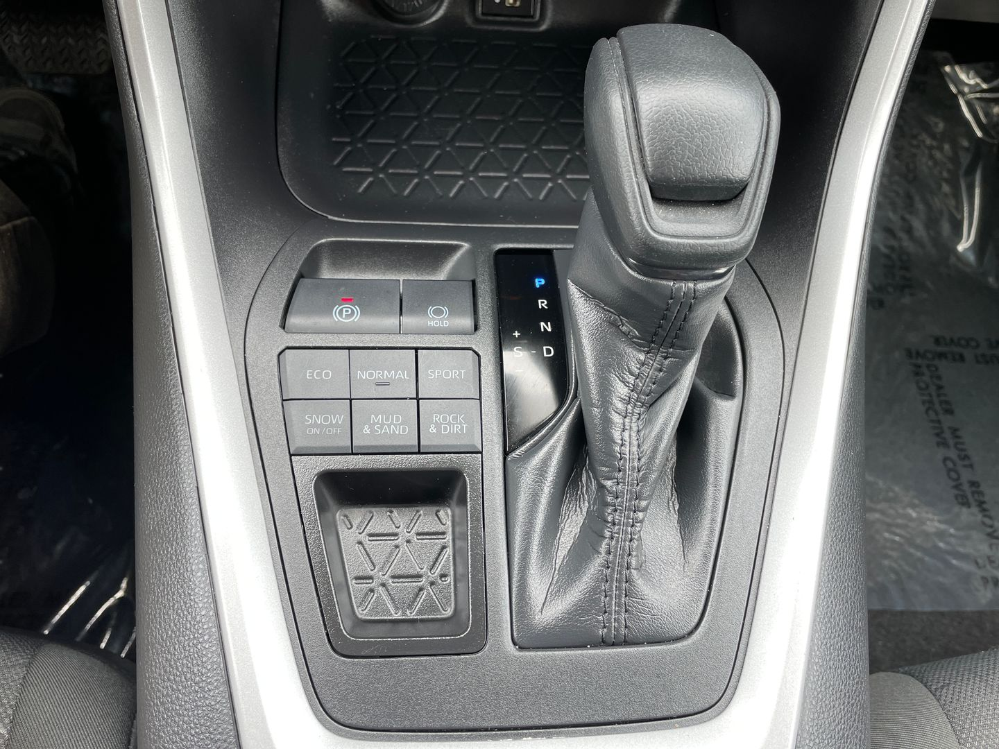 2025 Toyota RAV4 XLE - Photo 22