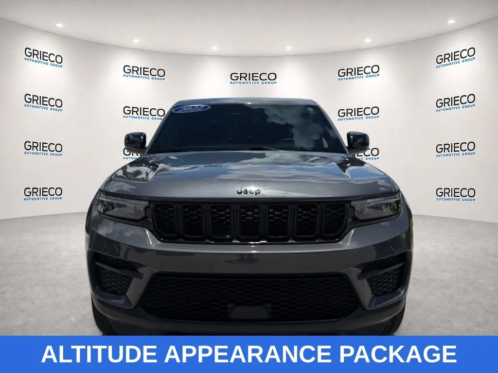 Used 2022 Gray Jeep Altitude image 2