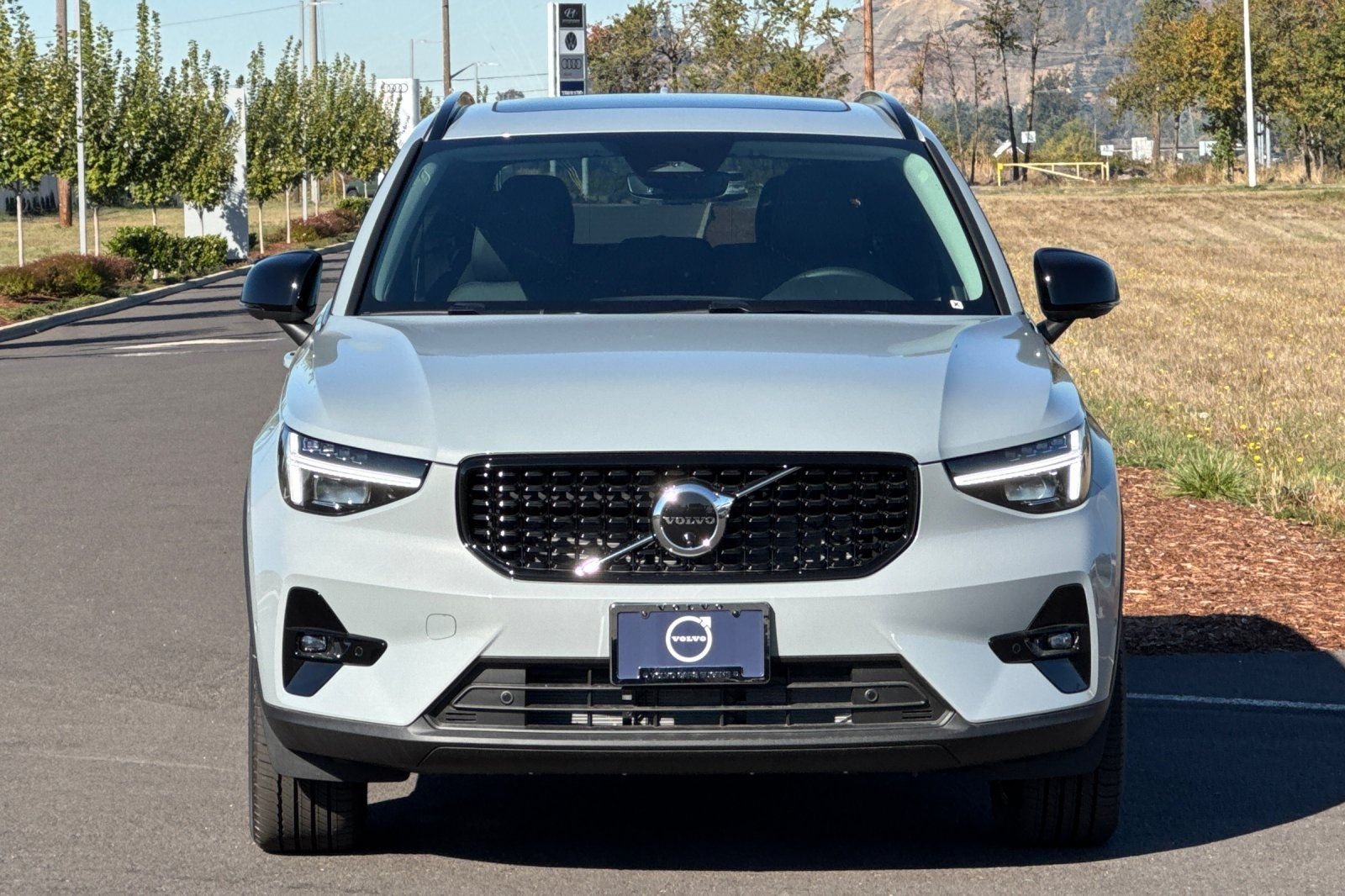 2026 Volvo XC40 Plus - Photo 8