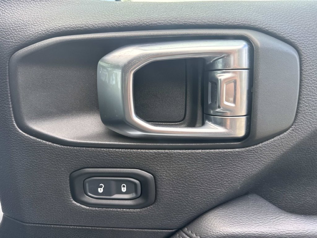 Used 2023 White Jeep Altitude image 31