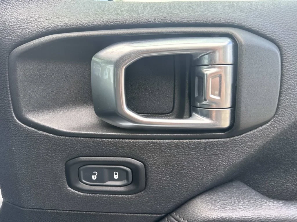 Used 2023 White Jeep Altitude image 31