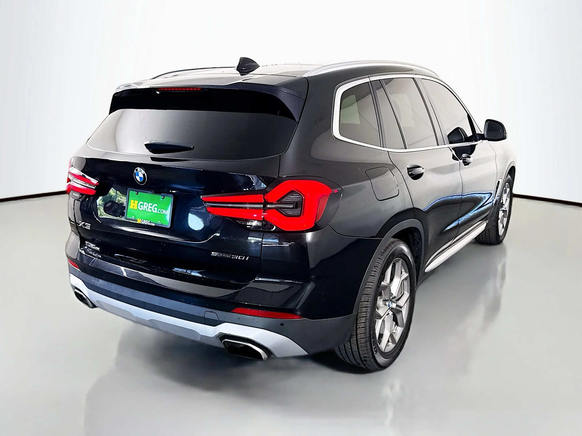 Used 2022 Black Sapphire Metallic BMW sDrive30i image 7