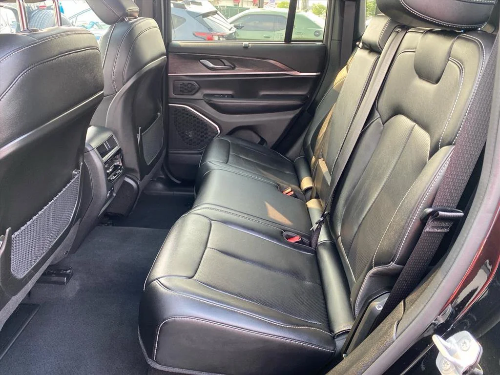 Used 2025 Diamond Black Crystal Pearlcoat Jeep Limited image 23
