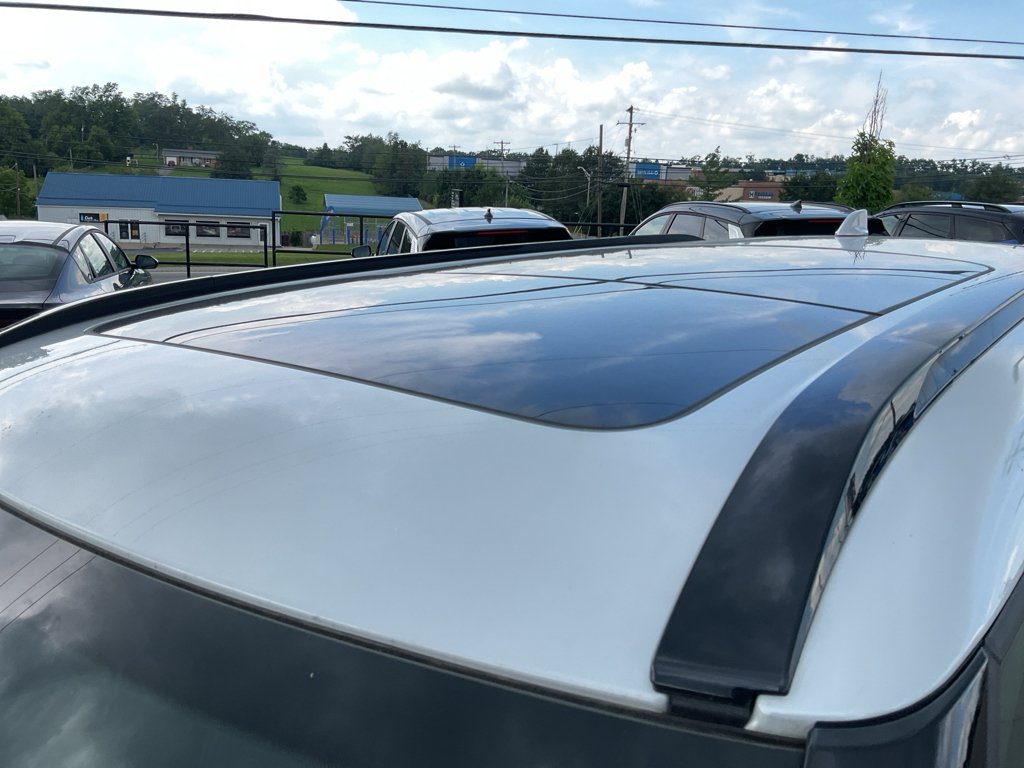 Used 2025 White Diamond Mitsubishi SEL Black Edition image 6