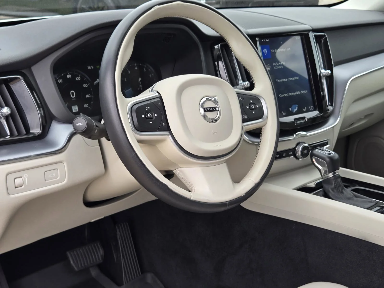 Used 2020 Crystal White Volvo Momentum image 29
