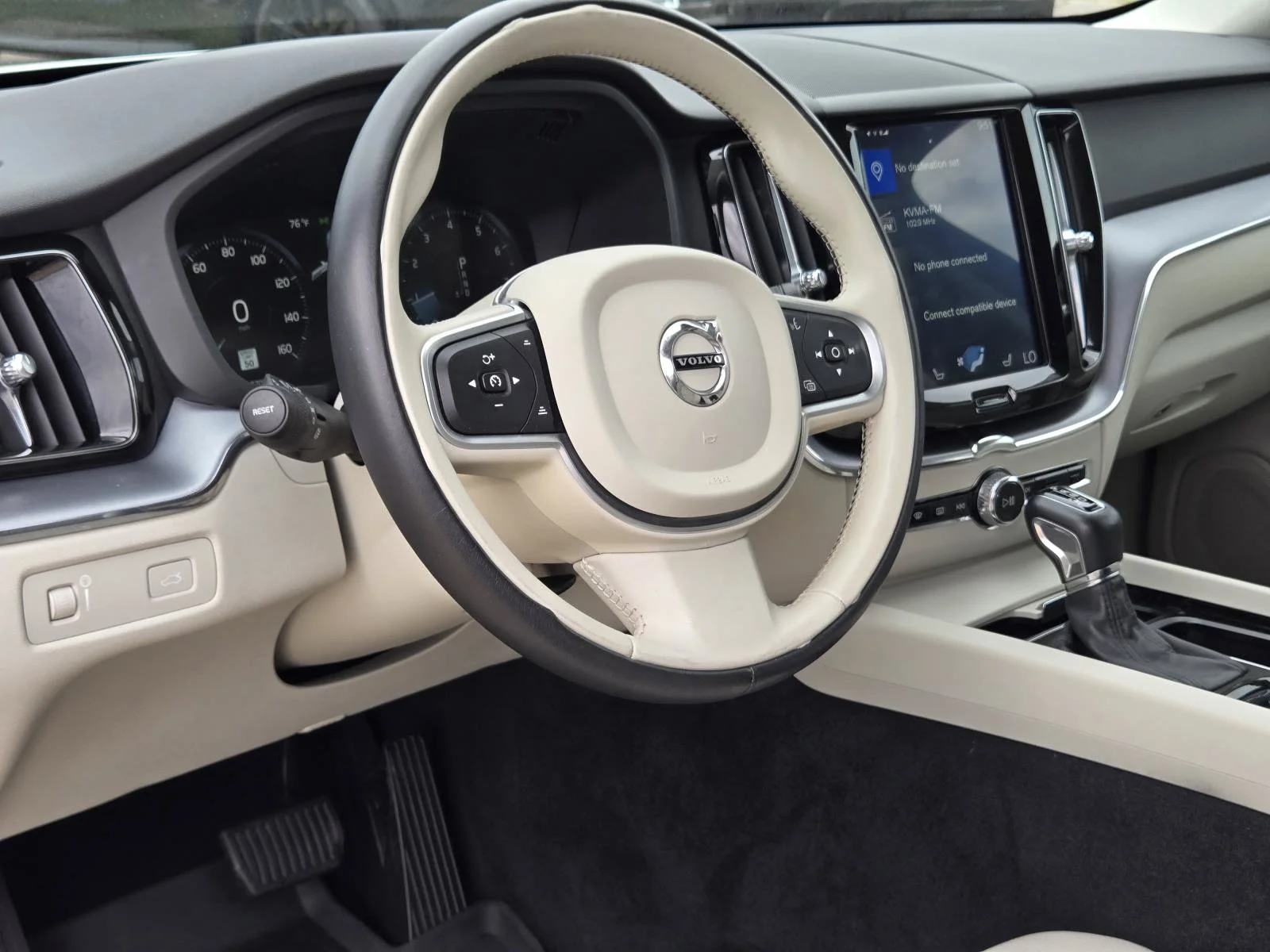 Used 2020 Crystal White Volvo Momentum image 29