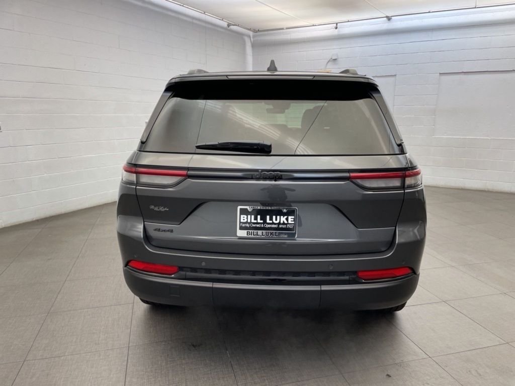 New 2025 Baltic Gray Metallic Clear-Coat Exterior Paint Jeep Limited image 4