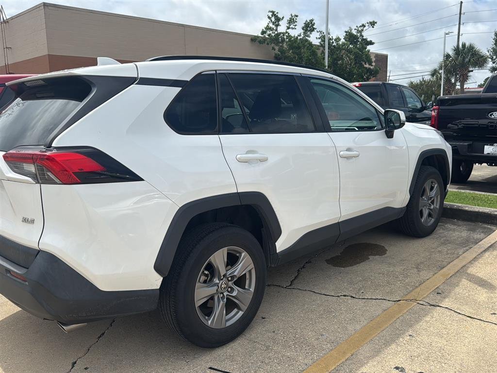 Used 2022 White Toyota XLE image 3