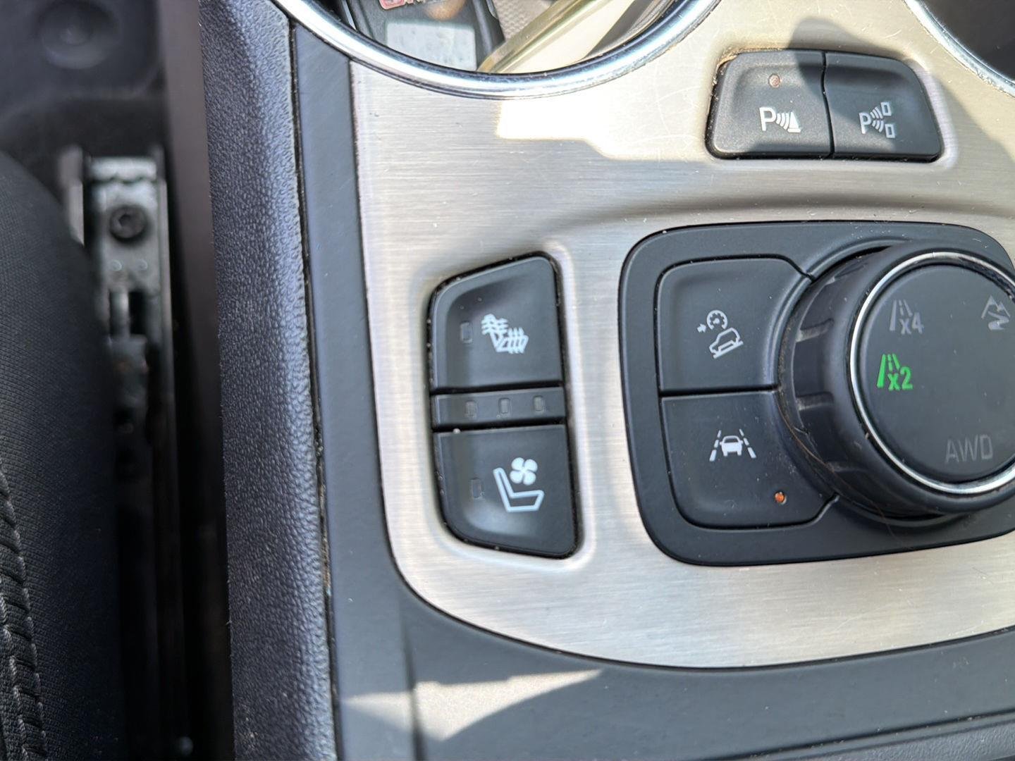 Used 2024 White Frost Tricoat GMC Denali image 29
