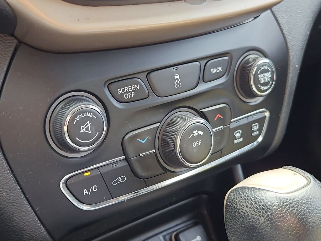 Used 2014 Billet Silver Metallic Jeep Latitude image 24