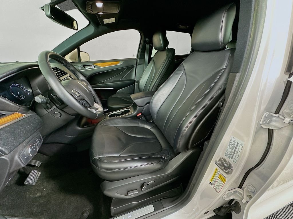 Used 2019 White Platinum Clearcoat Metallic Lincoln Select image 22