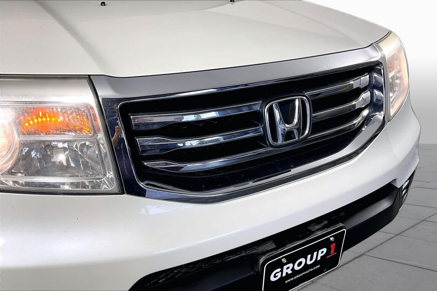 Used 2014 White Diamond Pearl Honda Touring image 29