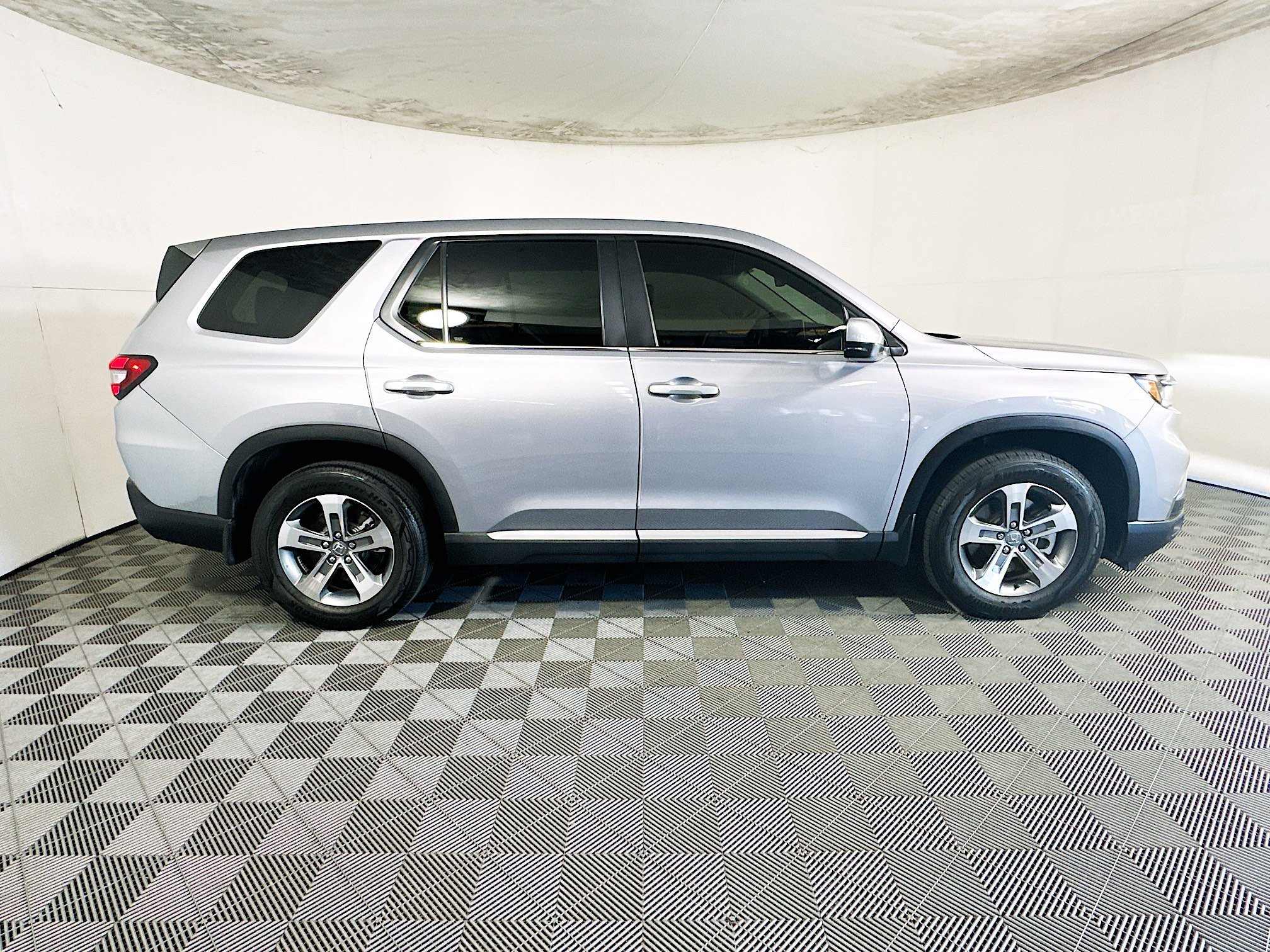 Used 2025 Silver Honda EX-L image 2