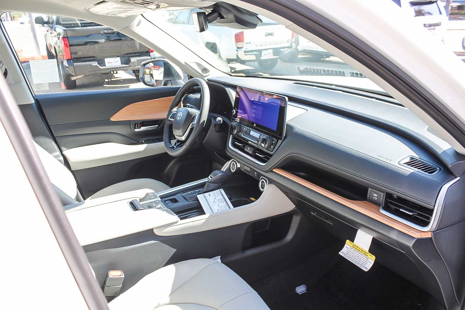 New 2026 Wind Chill Pearl <sup>1</sup> Toyota  Limited image 19