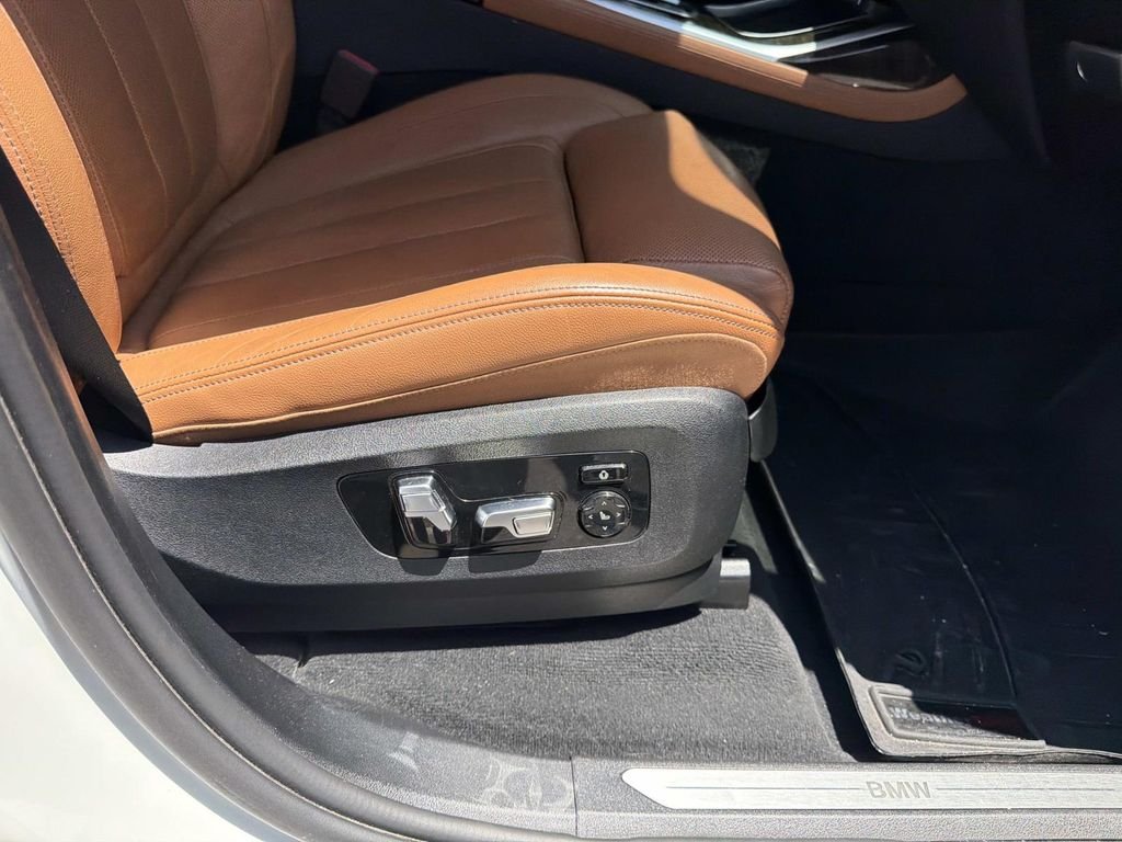 Used 2021 White BMW xDrive40i image 12