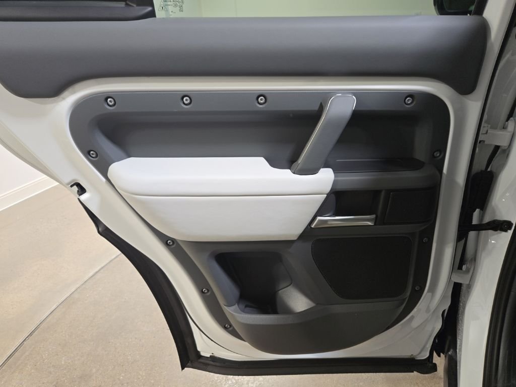 New 2026 Fuji White Land Rover X-Dynamic SE image 28