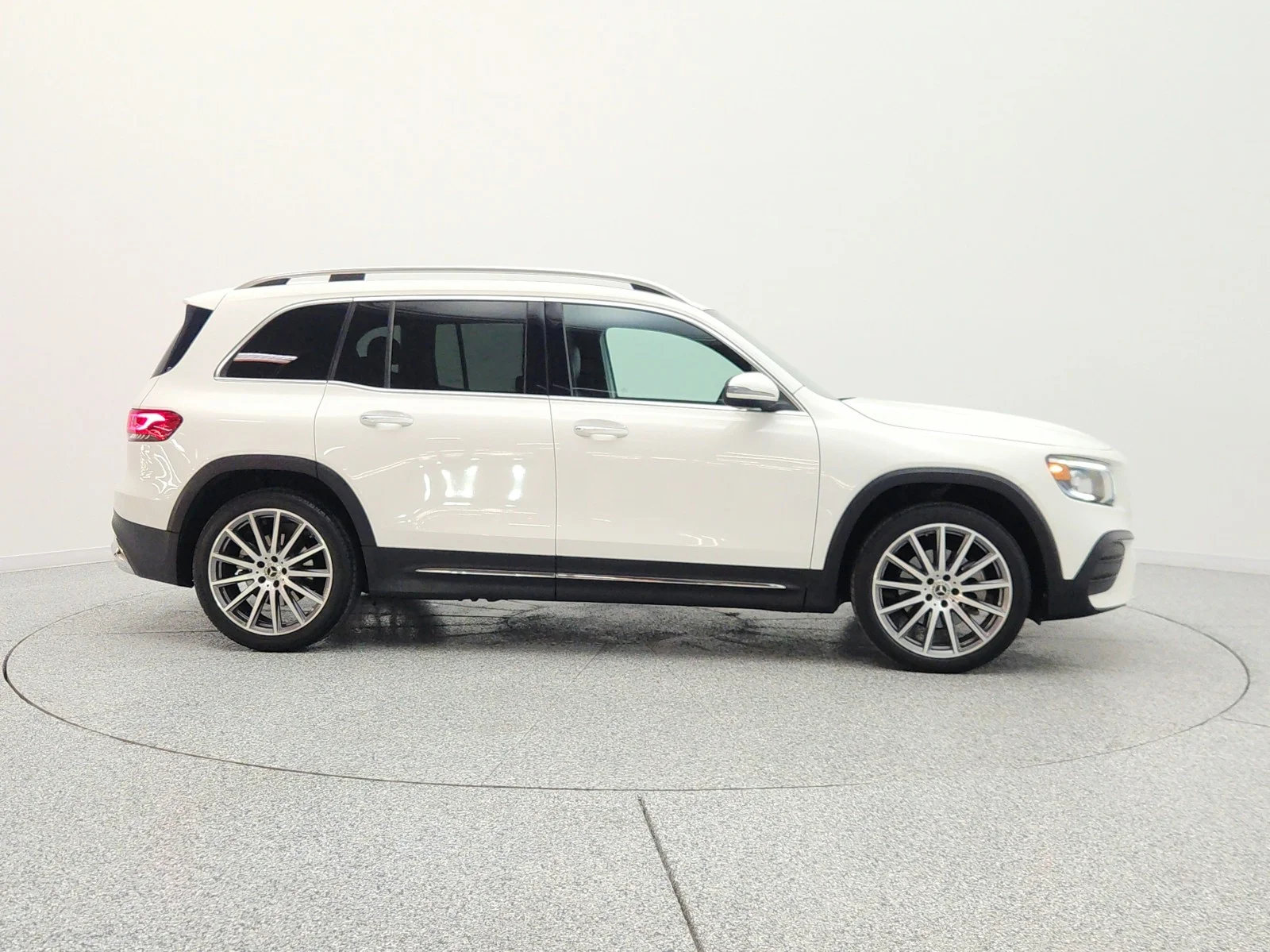 Used 2022 Polar White Mercedes-Benz GLB 250 SUV image 4