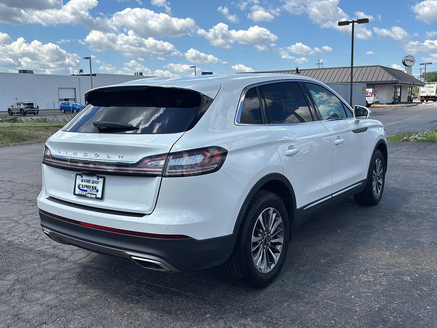 Used 2023 Pristine White Lincoln Standard image 7