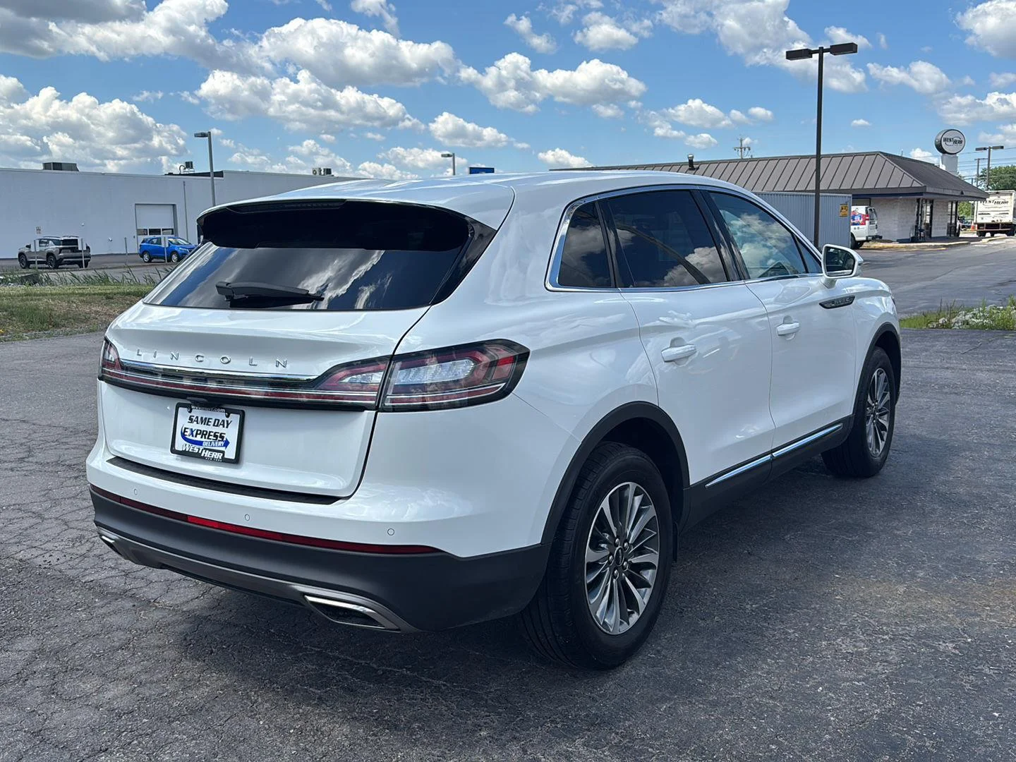 Used 2023 Pristine White Lincoln Standard image 7